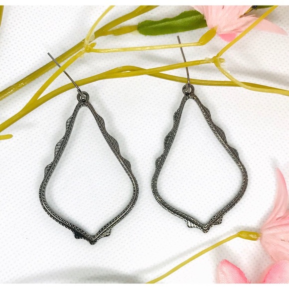 NEW 🌼 Gunmetal Teardrop frame drop earring - Picture 3 of 6